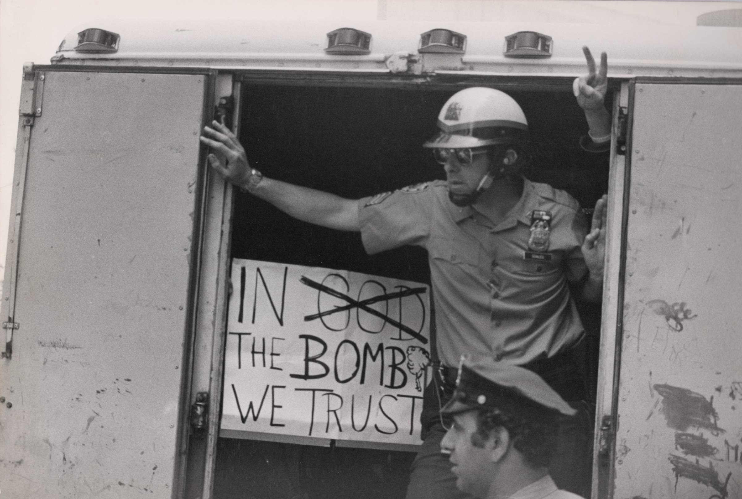 In the Bomb We Trust (II) — photographie documentaire, par Jean-Pierre Laffont, 1976 · Tirage argentique d'époque