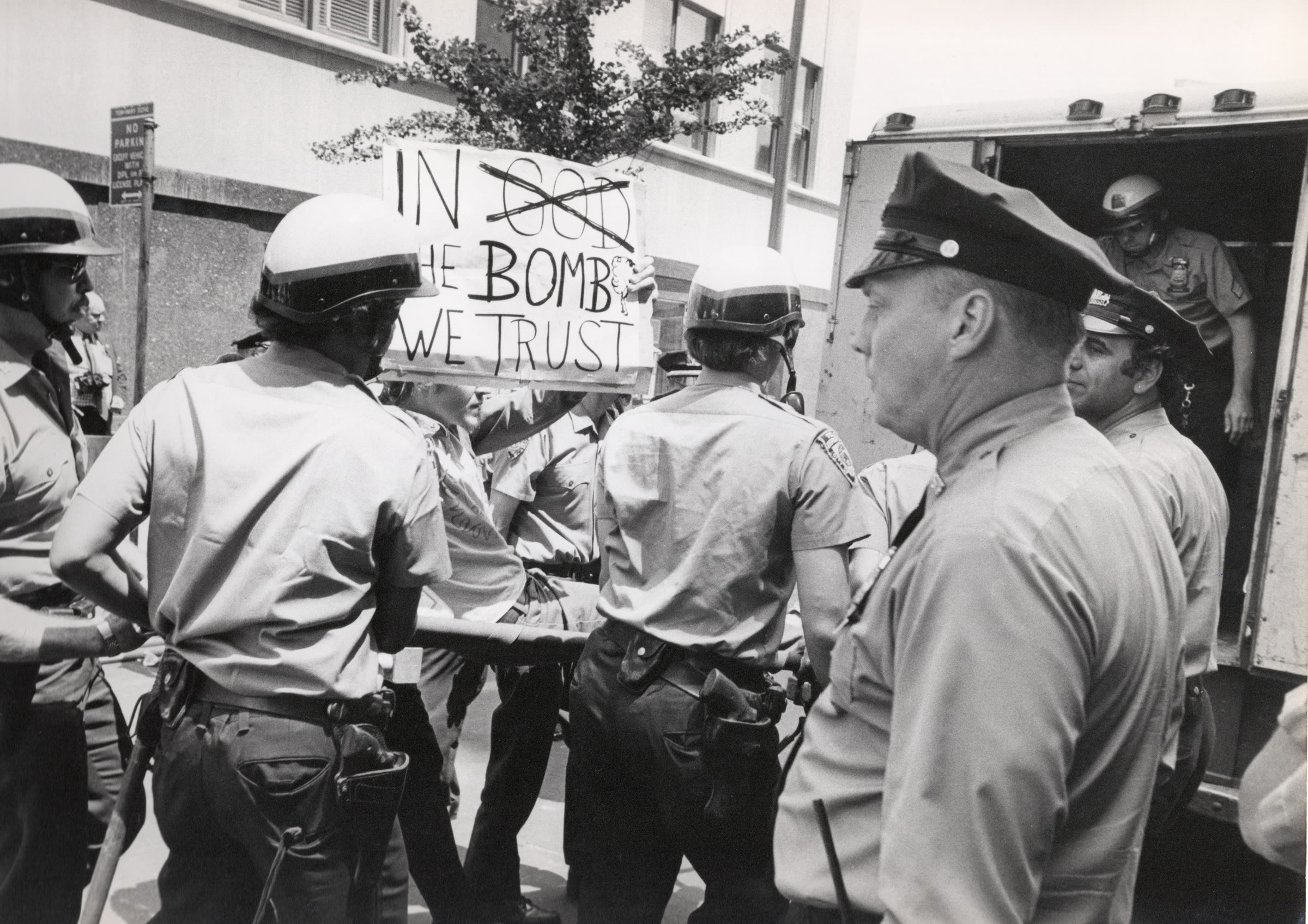 In the Bomb We Trust (I) — photographie documentaire, par Jean-Pierre Laffont, 1976 · Tirage argentique d'époque